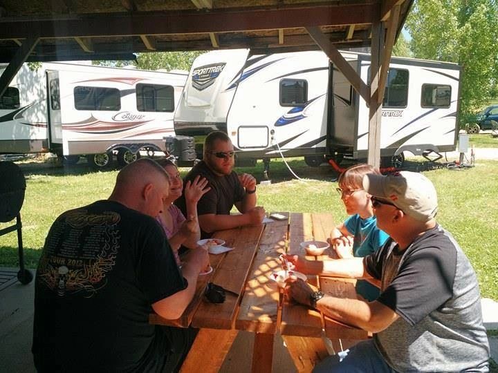 Full hook-up RV sites with 30 and 50 amp electric at Lamplight RV Park